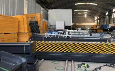 金屬圍擋周圍環境的臟污程度如何影響其清洗難度？(分析金屬圍擋的周圍環境與清洗難度的關系)